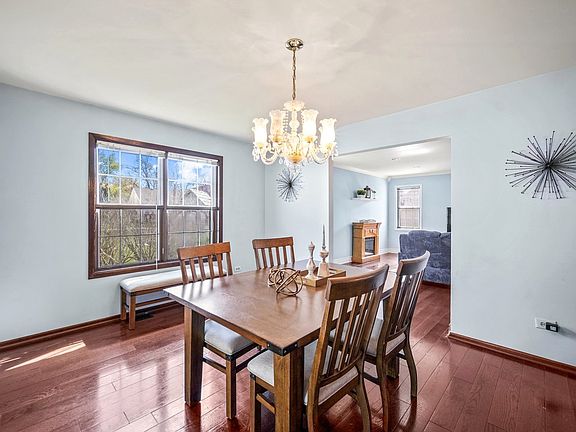 3rd image of 315 Applewood Ct