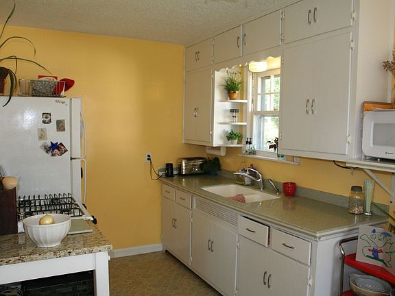 Kitchen (has new tile - not pictured)