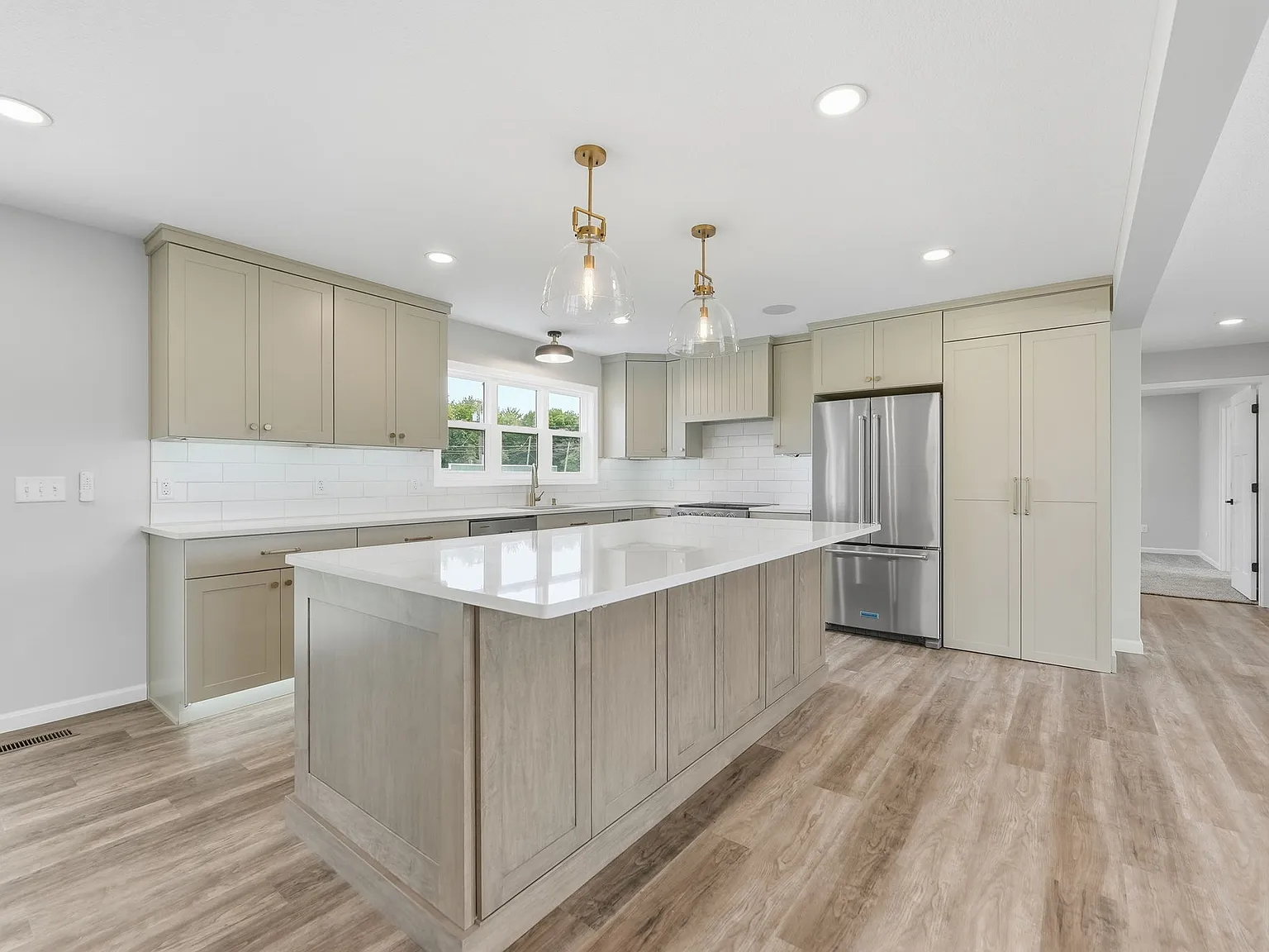 4 bed, 3804 sqft, $3,500 — Photo 3
