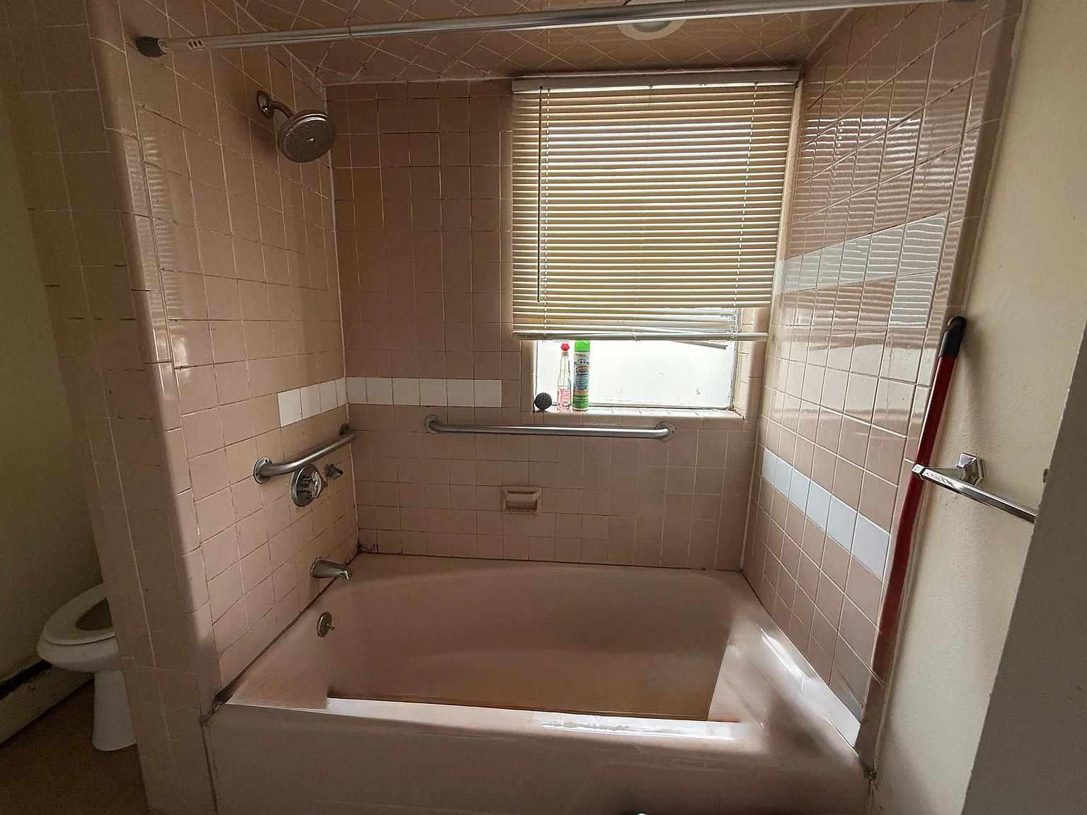 3 bed, 1.5 bath, 1680 sqft, $4,500 — Photo 3
