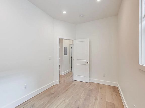 5th image of 332 Fair Oaks St #1