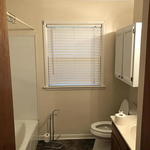 915 Eisenhower Dr — Photo 10