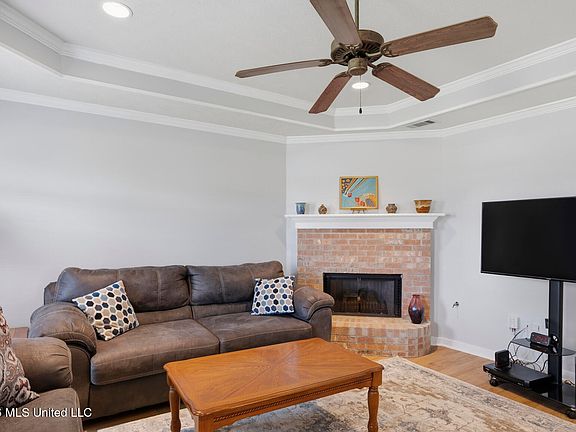 3rd image of 204 White Oak Pl