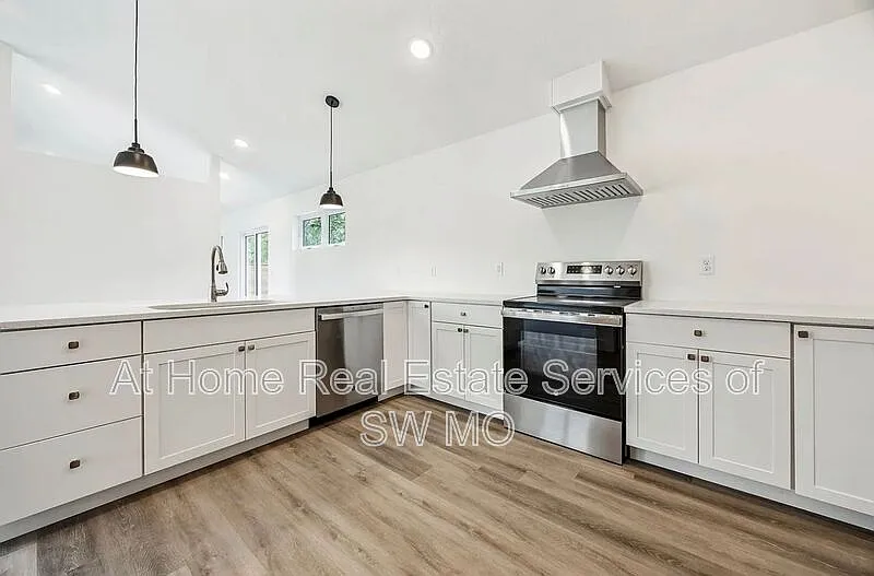 3 bed, 2.0 bath, 1700 sqft, $2,030 — Photo 3
