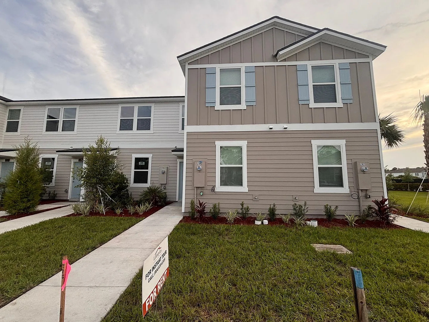 Never-Lived-In 3BR/2.5BA Townhome! Screened Lanai & Pond View! Private Owner! — Photo 1