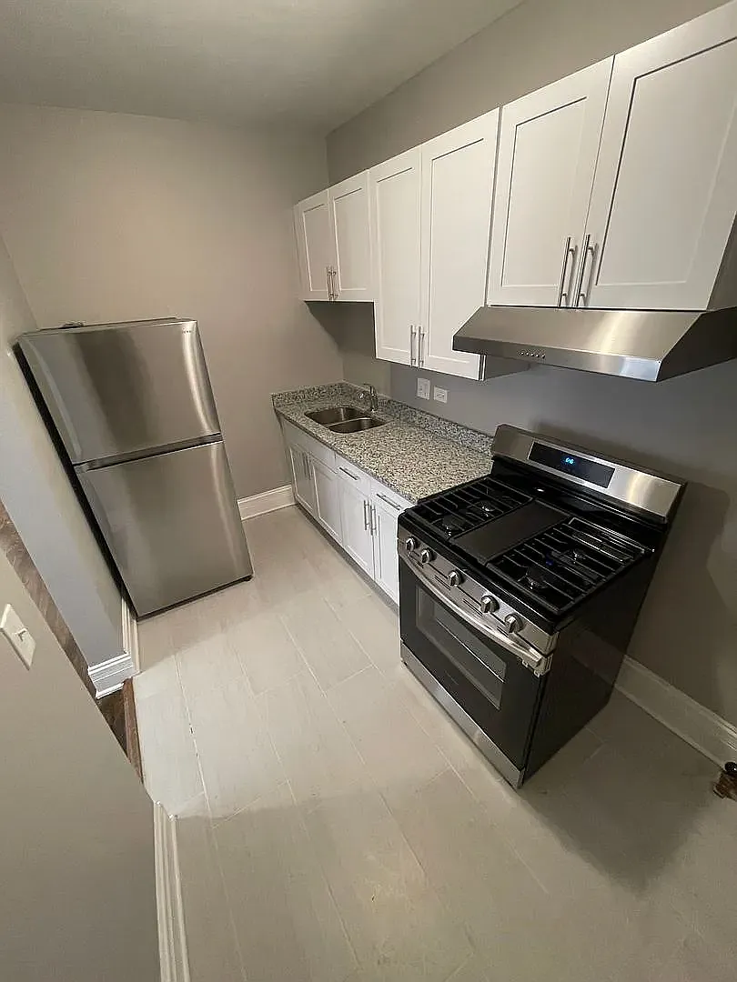 11019 S Vernon Ave — Photo 1