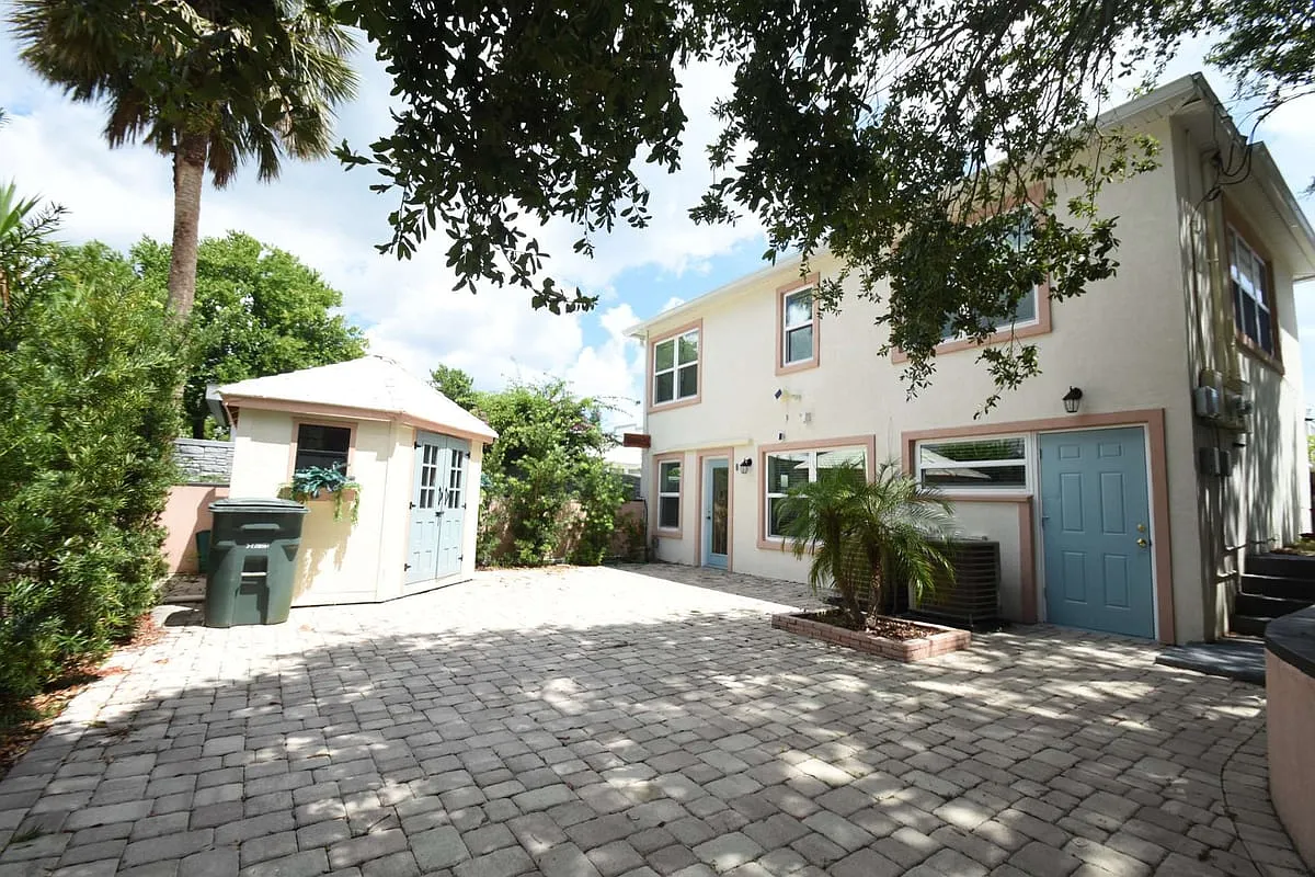 403 North Oleander Avenue Unit B — Photo 1