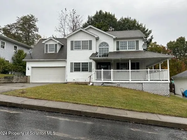 814 Laurel Creek Dr, Dickson City, PA 18519