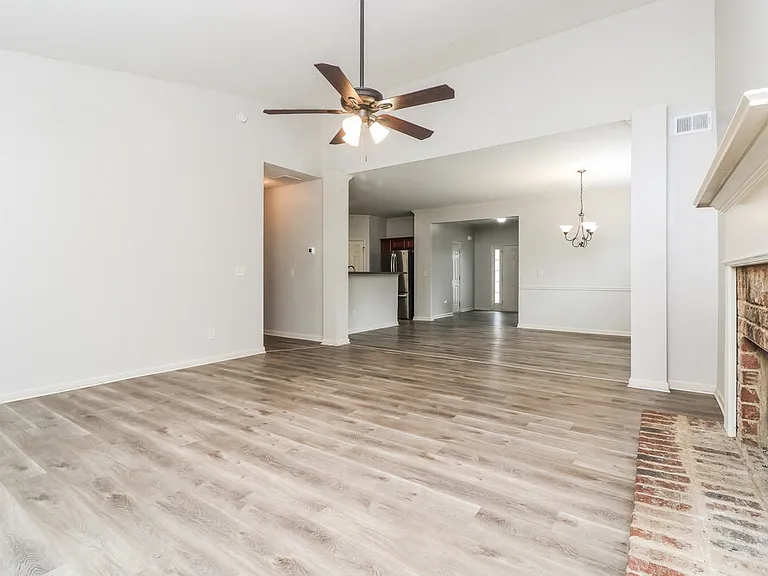 1000 Cureton Dr — Photo 5