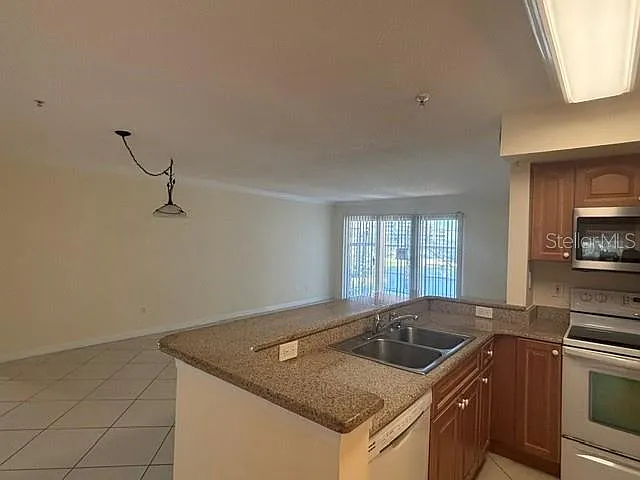 3 bed, 2.0 bath, 1186 sqft, $2,400 — Photo 4