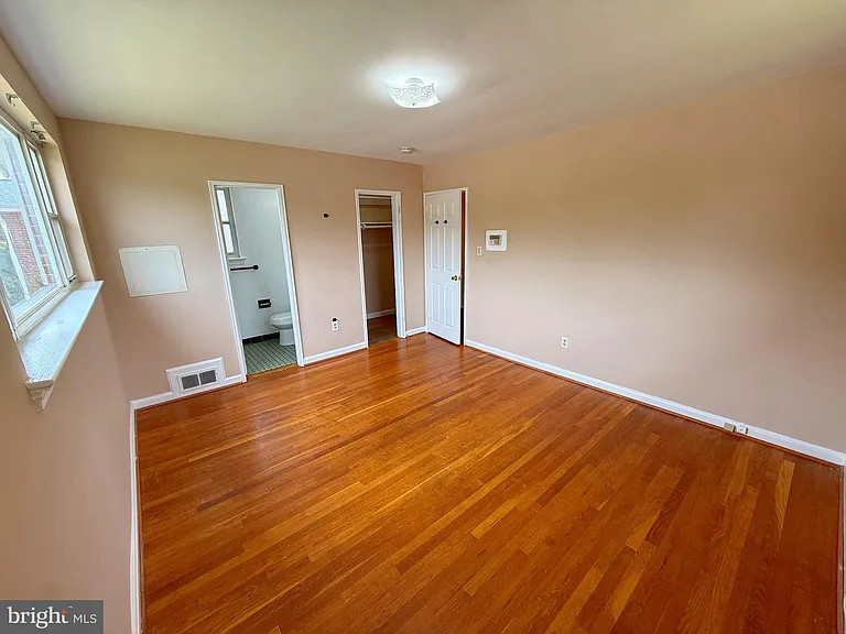 7104 Adelphi Rd — Photo 13