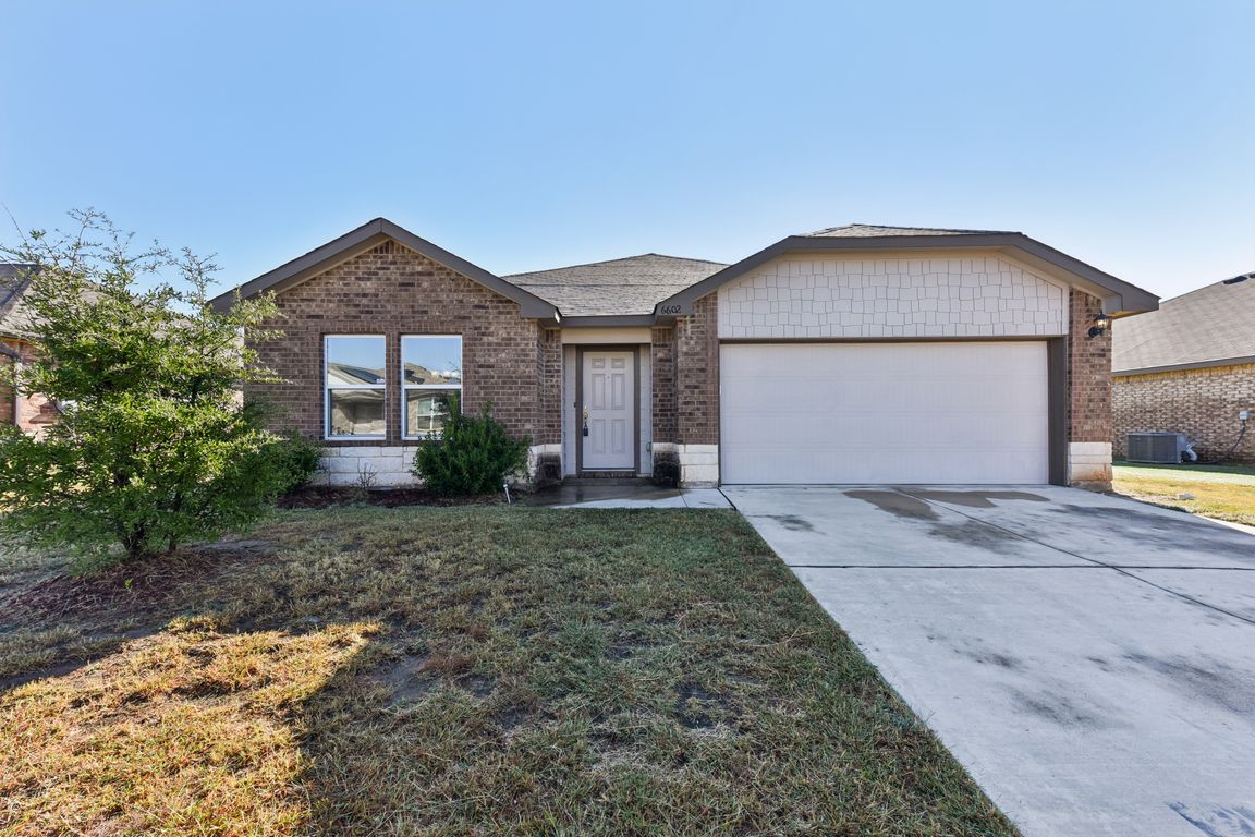 Catherine Dr-S2710-001.jpg