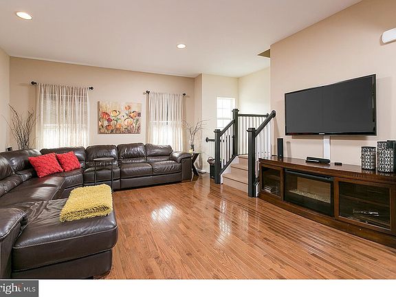 2nd image of 318 Dogwood Dr #318