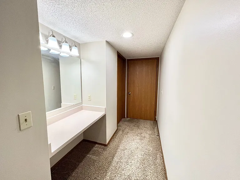 Oakridge Apartments — Photo 25