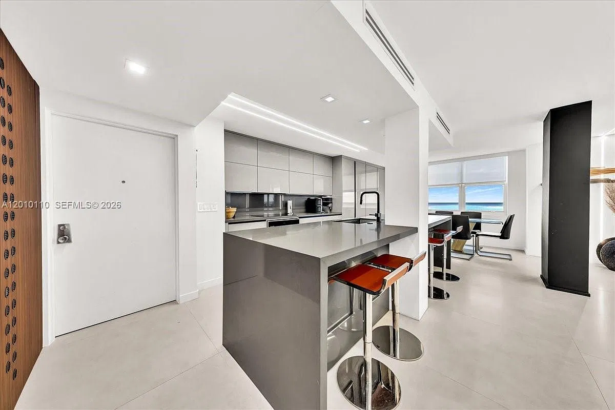 Opal Towers Condo — Photo 4
