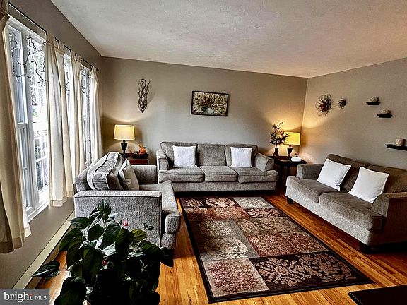 4th image of 102 Warren Cir
