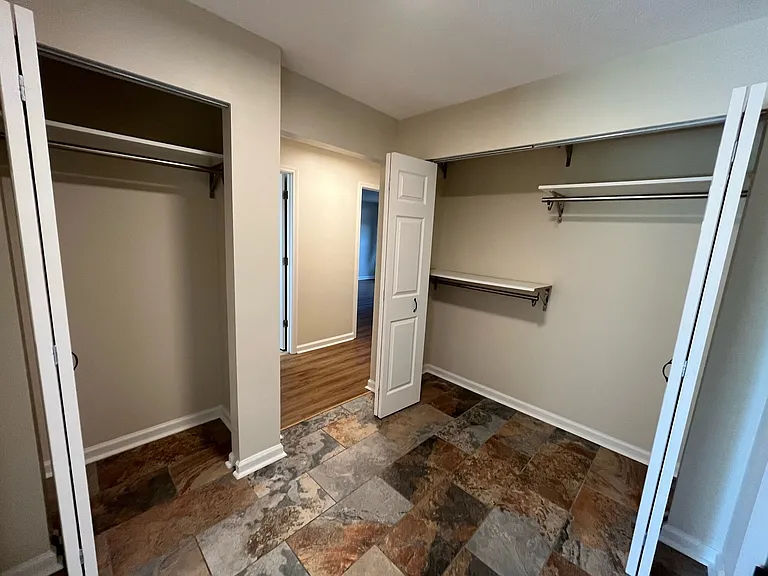 7201-7223 Beacon Hill Dr — Photo 13