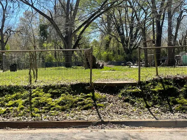 Calhoun St, Palestine, TX 75801