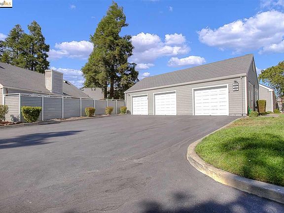 2nd image of 1647 Somerset Pl
