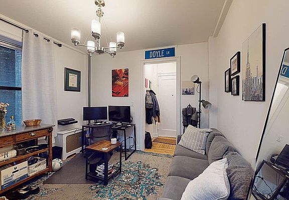 4th image of 245 W 51st St #31
