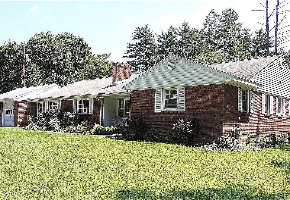 1st image of 4 Roberts Ln