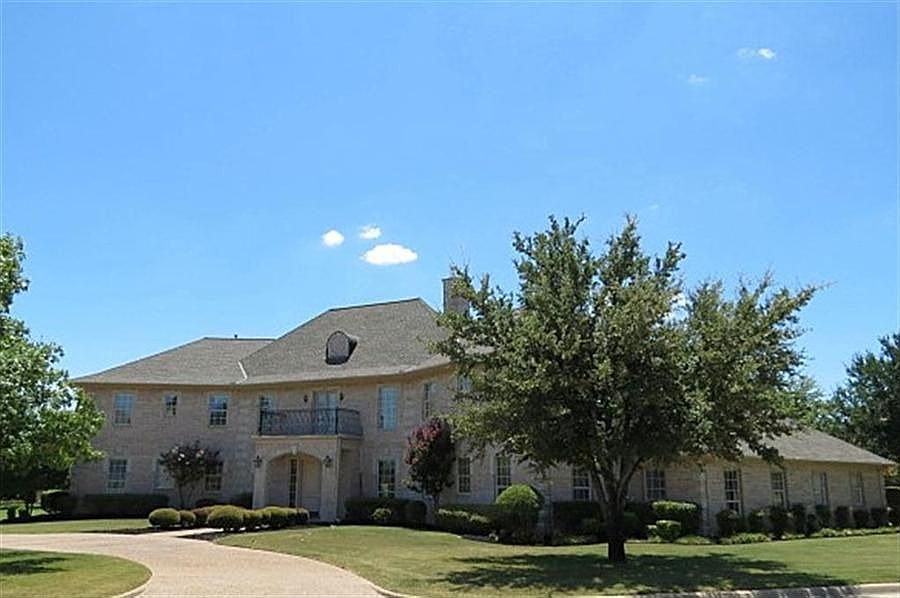 2nd image of 900 Columbia Dr