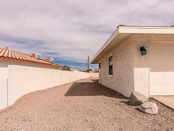 3rd image of 580 Acoma Blvd N