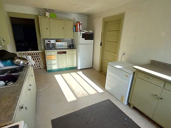 Kitchen 1of3