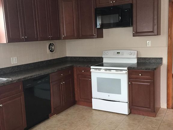 Eat-in kitchen with newer cabinets & ceiling fan, 13 x 9 ft floor space