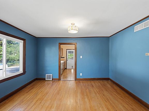 4th image of 556 N Terrace Dr