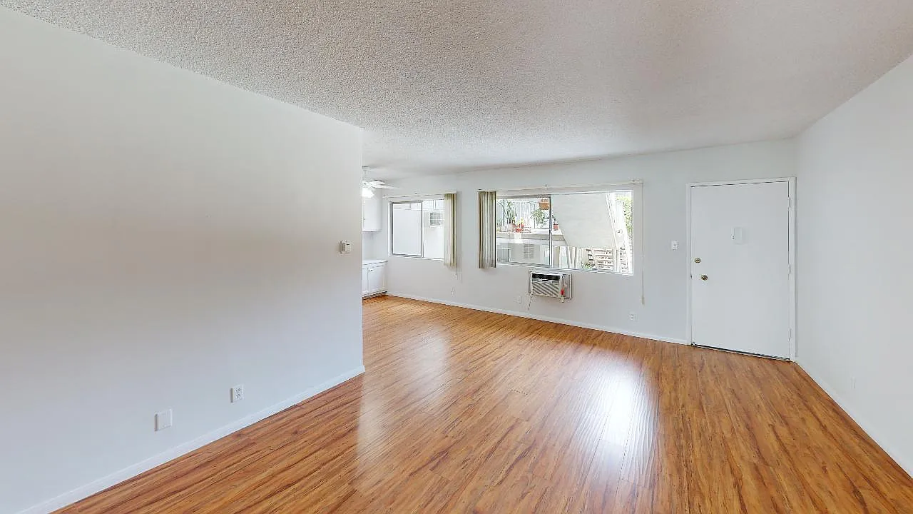 1221 Lyndon St — Photo 2