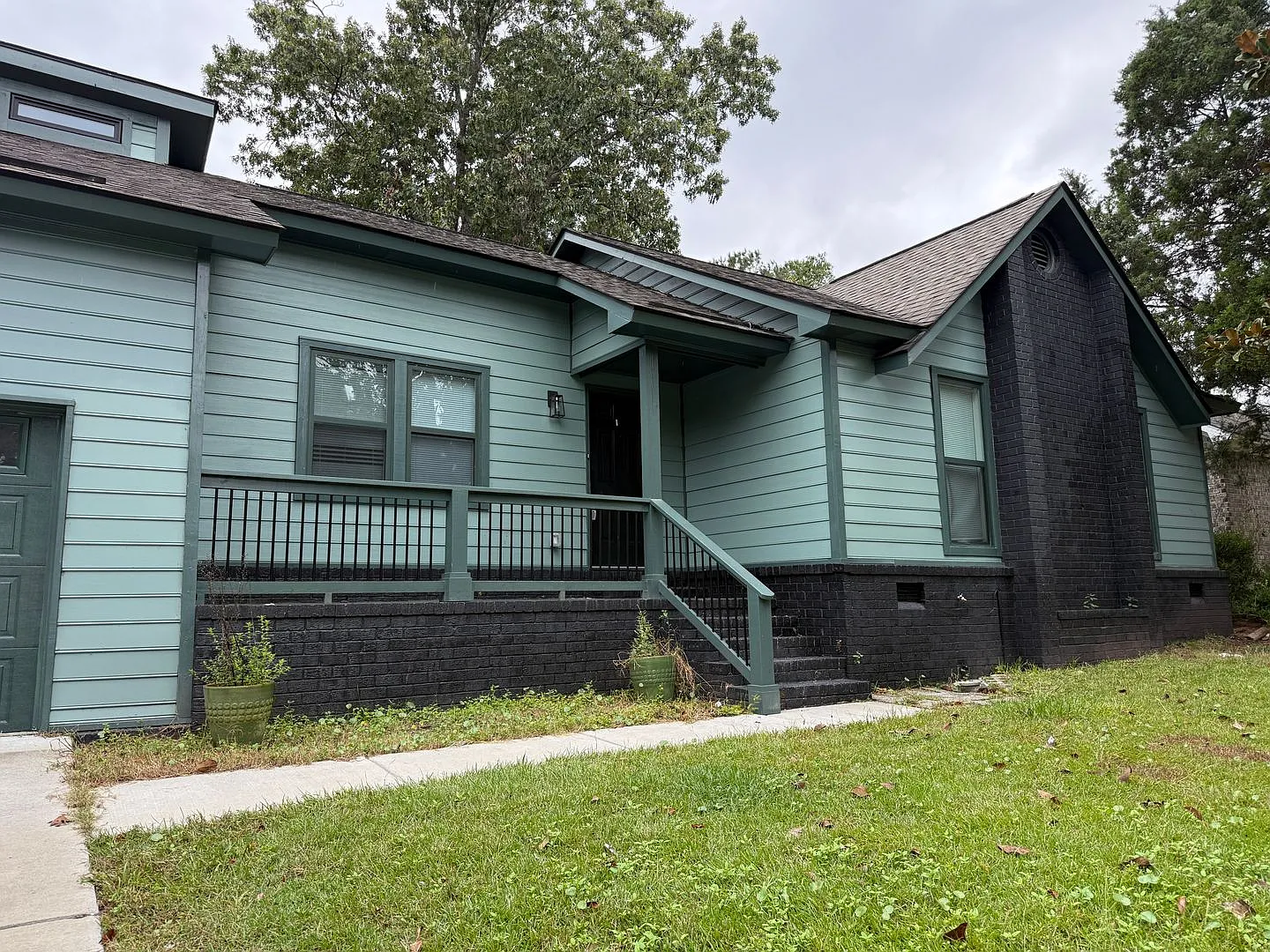 Spacious Living in a Convenient Summerville Location — Photo 2