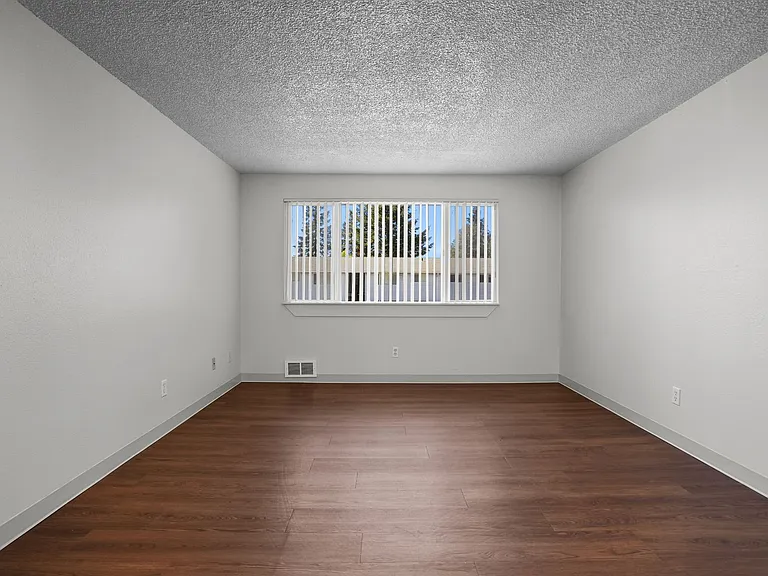 484-Parkway Apartments — Photo 4