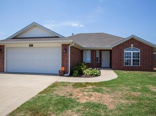 521 Dewberry Ln, Centerton, AR 72719