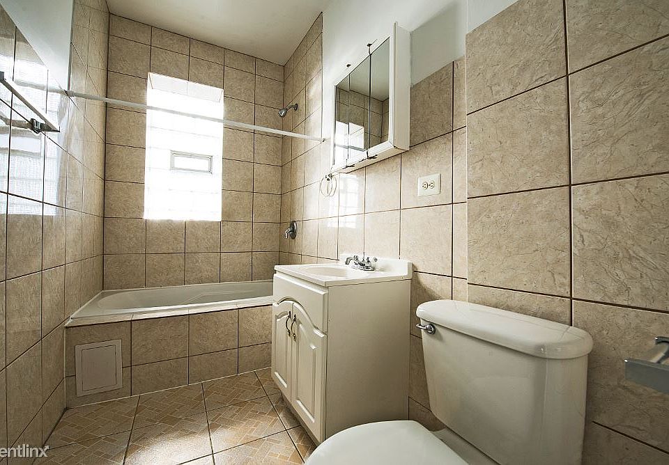 6033 S Vernon Ave Apartments Chicago Bathroom_01