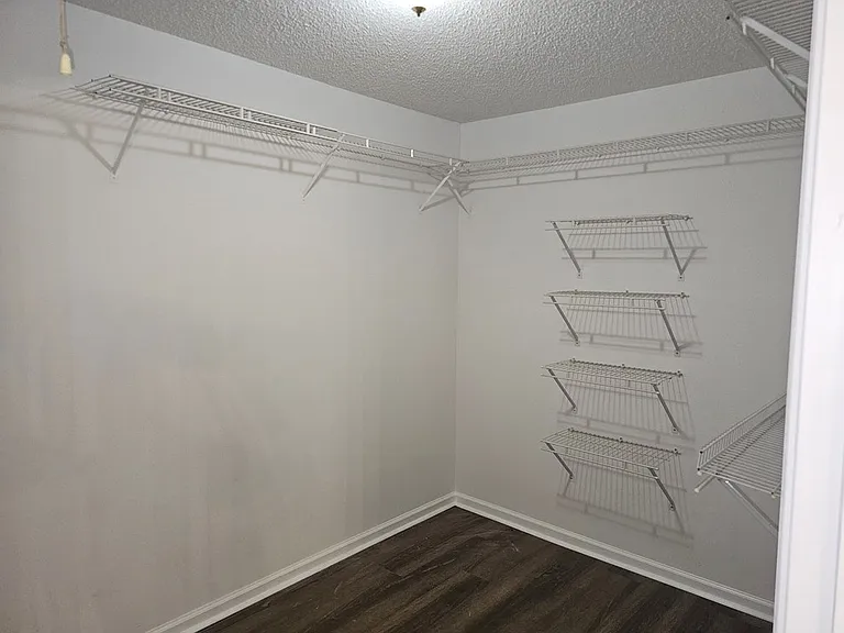 811-811 University Ave — Photo 22