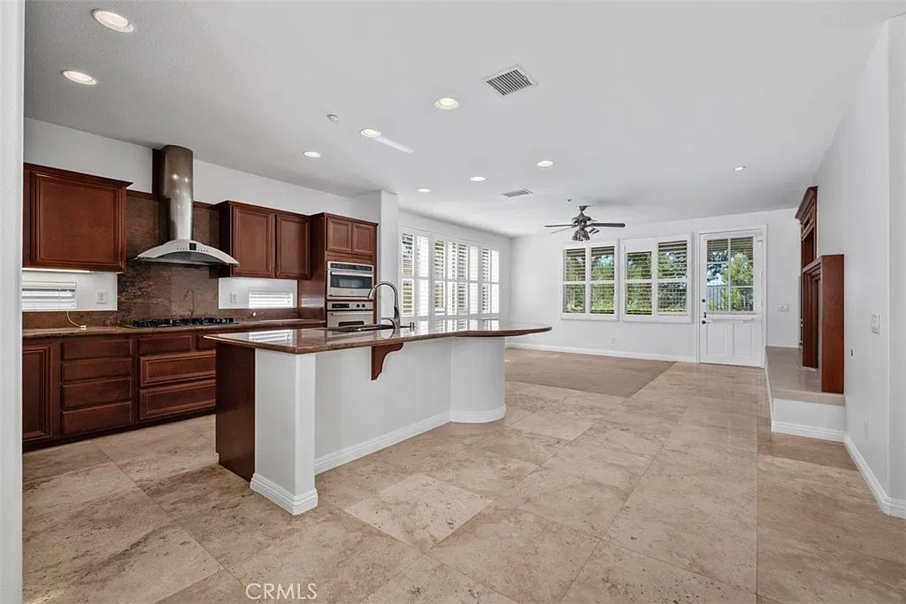 5 bed, 4.5 bath, 3793 sqft, $8,500 — Photo 3