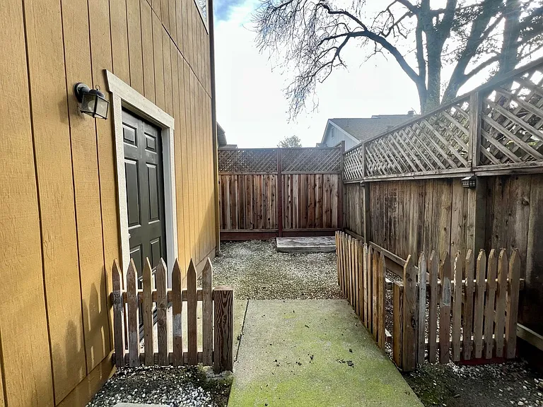 2749 Marlow Ct — Photo 23