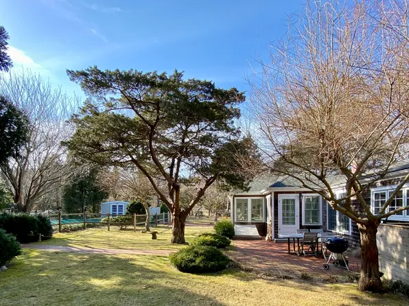 https://photos.zillowstatic.com/fp/e7837e3edb819e99acf6e7ed85ef9ca8-p_e.webp