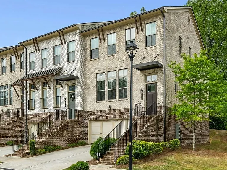 687 Avondale Creek Dr — Photo 1