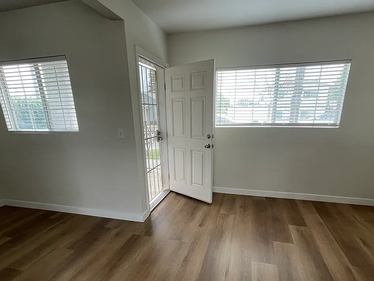241 E 8th St — Photo 2