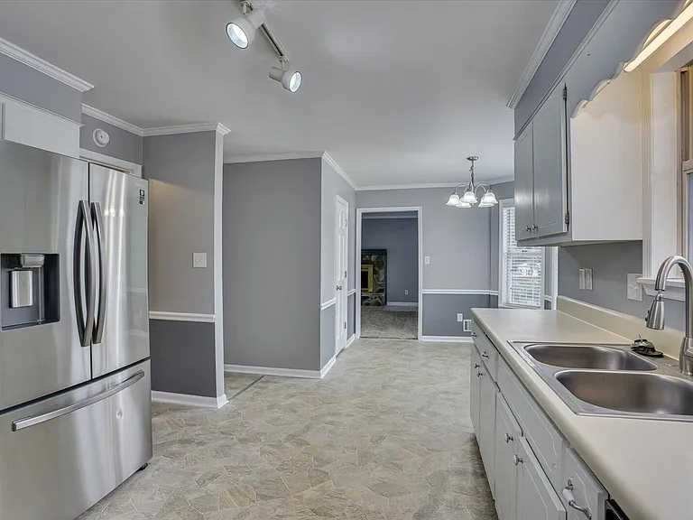 202 Holden Dr — Photo 18