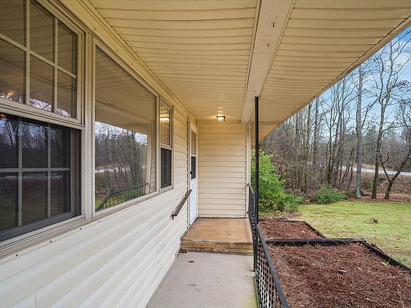 4th image of 108 Robin Hood Dr SE