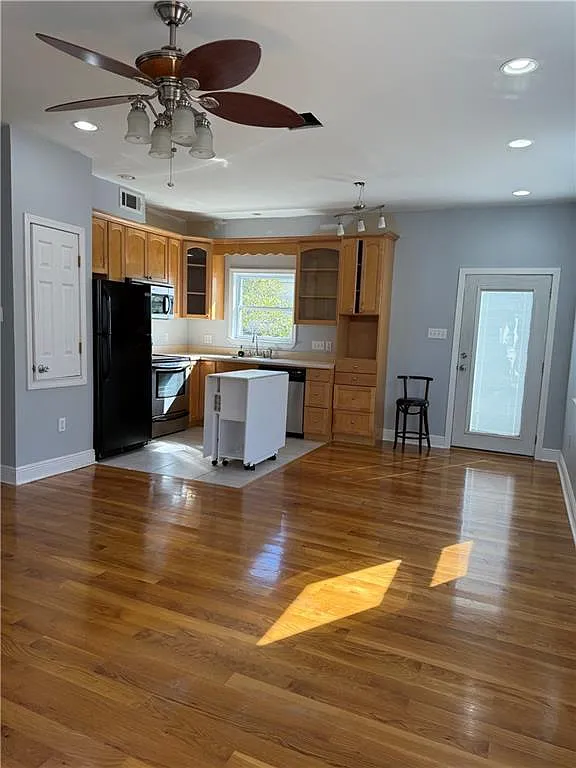 1 bed, 640 sqft, $1,500 — Photo 3