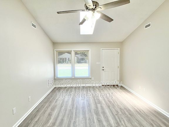 4th image of 39 Whites Ln Unit B