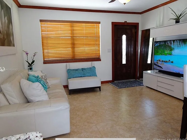 310 SW 9th Ave — Photo 9