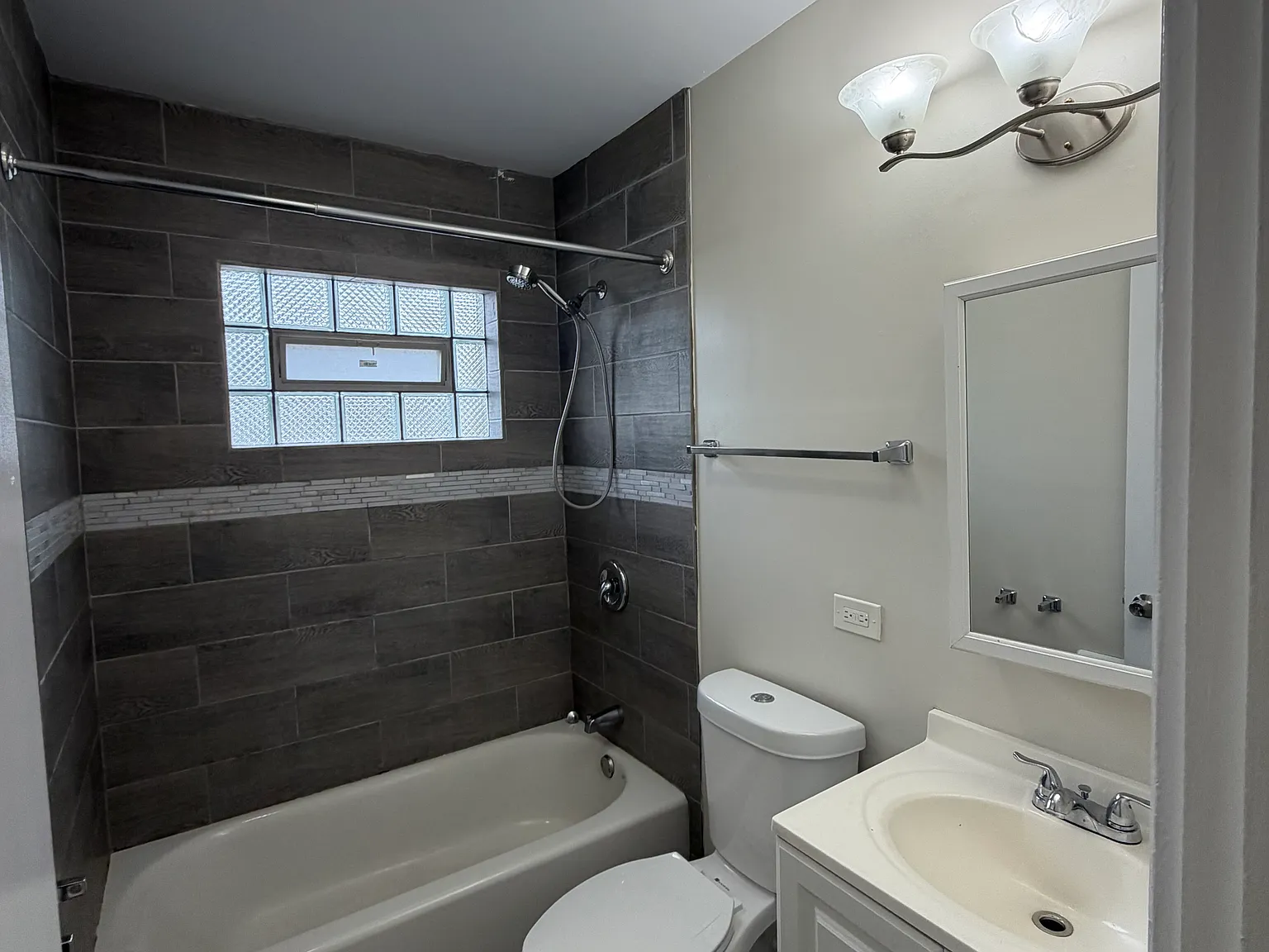 2 bed, 1000 sqft, $1,650 — Photo 3
