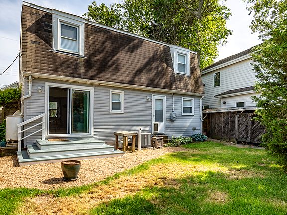 2nd image of 415 Pinewood Dr