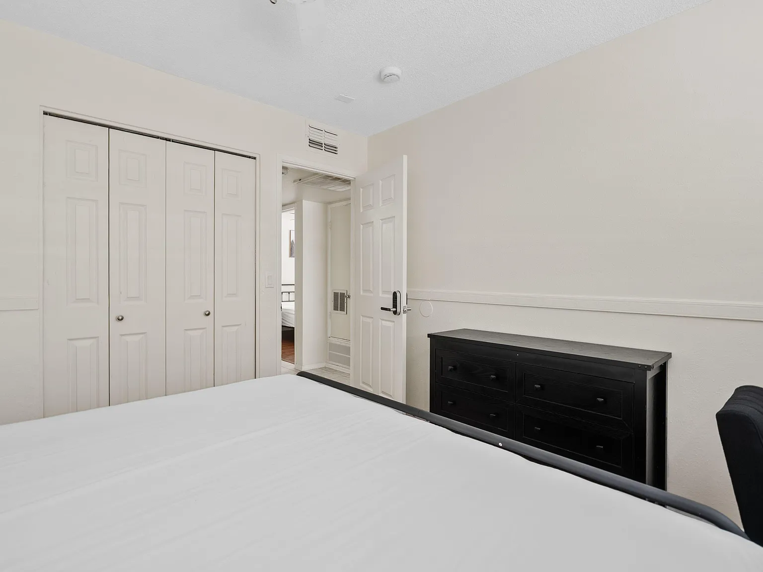 4 bed, 3.0 bath, 2300 sqft, $841 — Photo 2