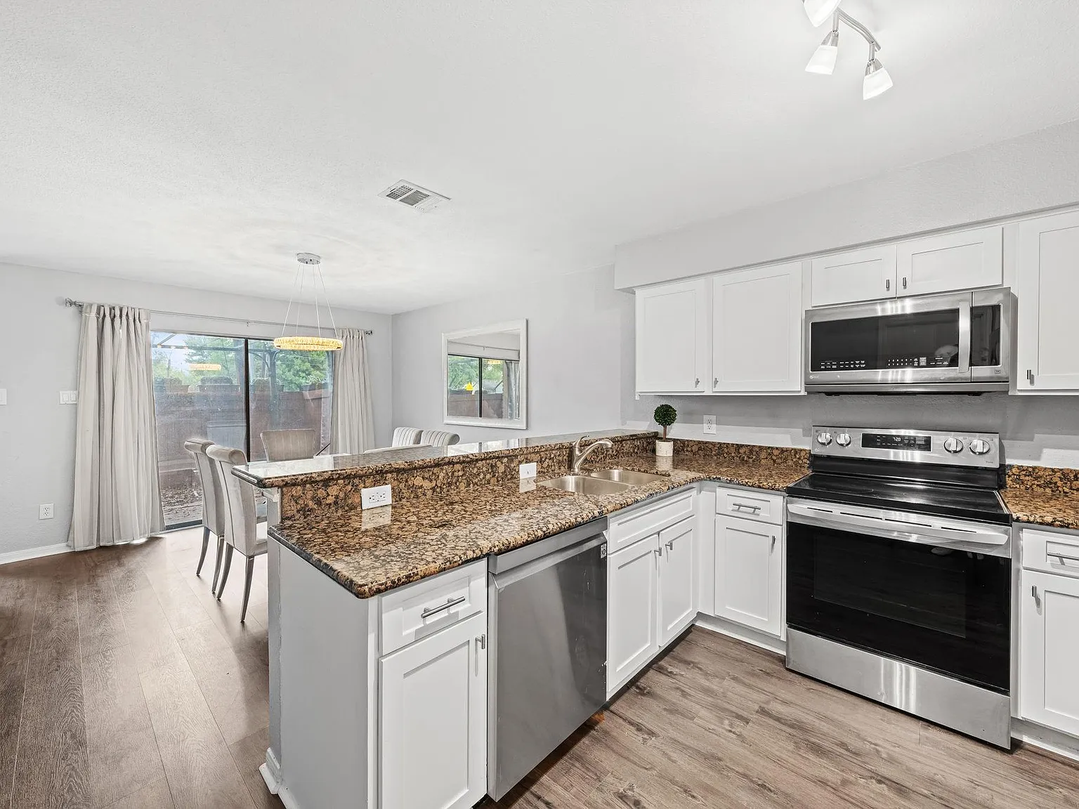 2 bed, 2.5 bath, 1273 sqft, $1,875 — Photo 2